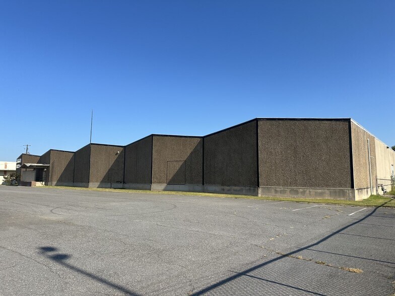 More Photos Of 2000 E Roosevelt Rd, Little Rock Warehouse For Sale