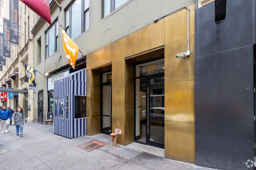 More Photos Of 215 W 40th St, New York Office For Lease