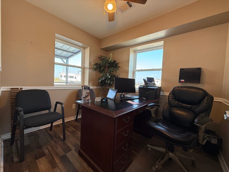 More Photos Of 13239 S Interstate 35, Valley View Manufacturing For Lease