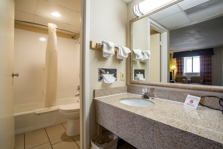 More Photos Of 6910 27th St, Moline Hotel For Sale