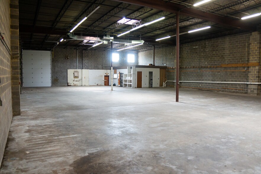 More Photos Of 5200-5300 Minnick Rd, Laurel Light Distribution For Lease