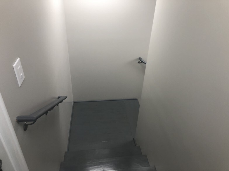 More Photos Of 1234 N Center Rd, Burton Warehouse For Lease