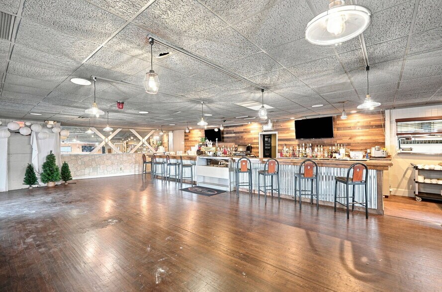More Photos Of 1090 Rochester Rd, Troy Restaurant For Sale