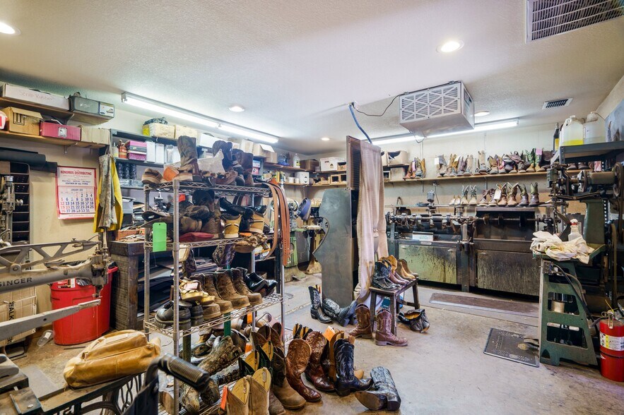 More Photos Of 2524 Carson St, Haltom City Storefront Retail Office For Sale