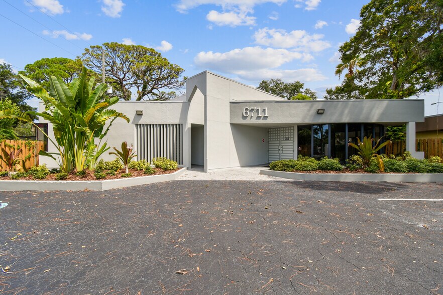More Photos Of 6711 38th Ave N, Saint Petersburg Medical For Sale