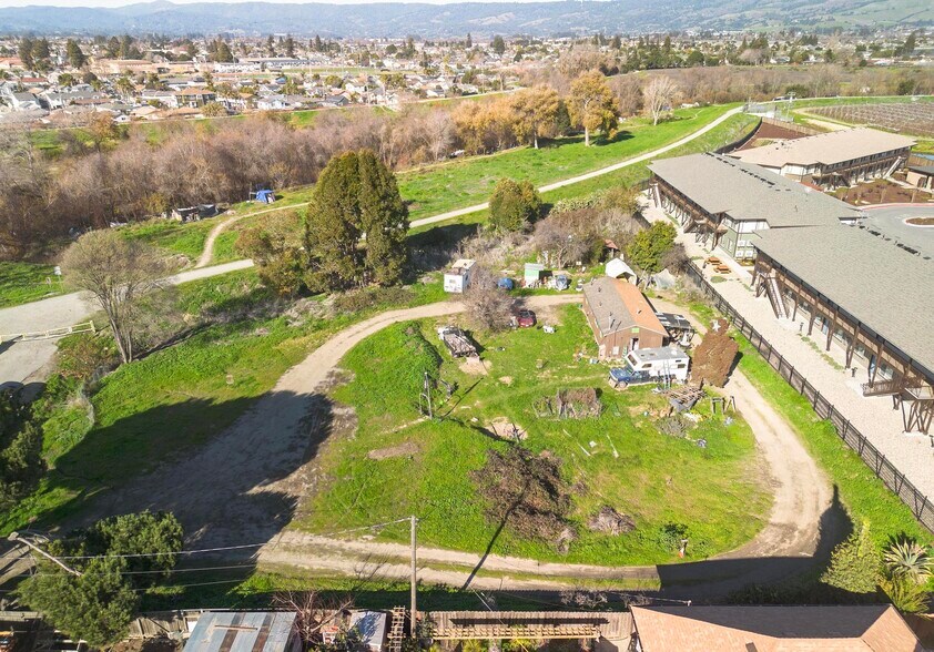 More Photos Of 124 Gonda St, Royal Oaks Apartments For Sale