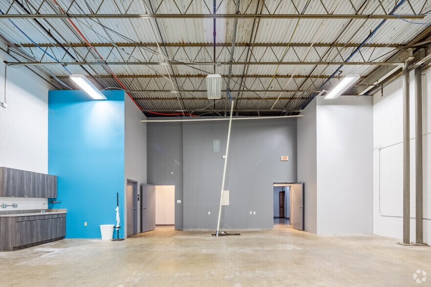 More Photos Of 5802 Breckenridge Pky, Tampa Light Distribution For Lease