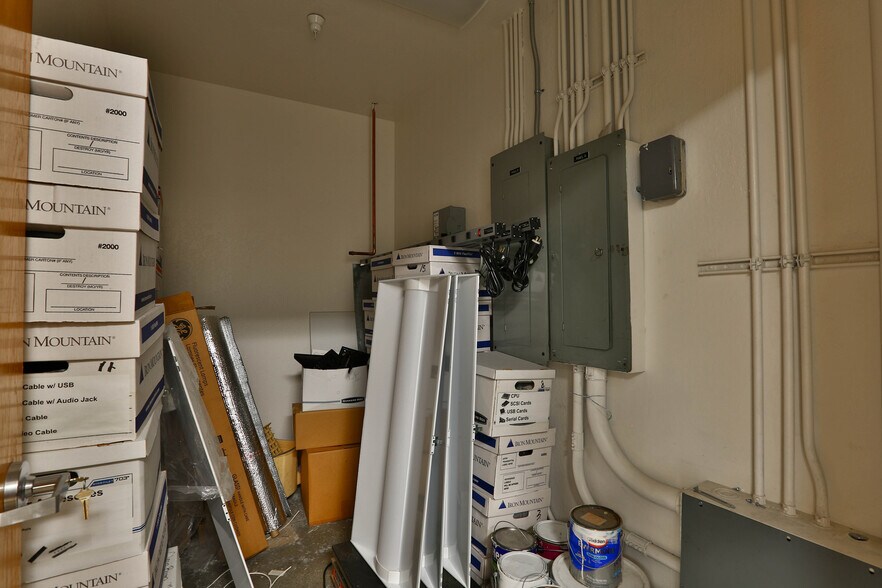 More Photos Of 118-122 Charcot Ave, San Jose Flex For Lease