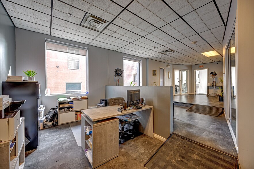 More Photos Of 2251 Av Papineau, Montréal Light Distribution For Lease