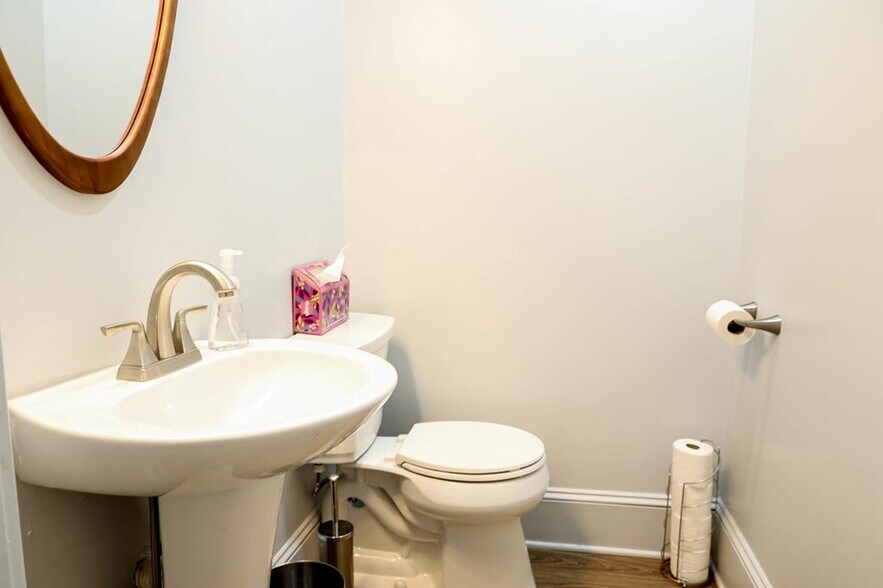 More Photos Of 122 N 3rd Ave, Chatsworth Office For Lease