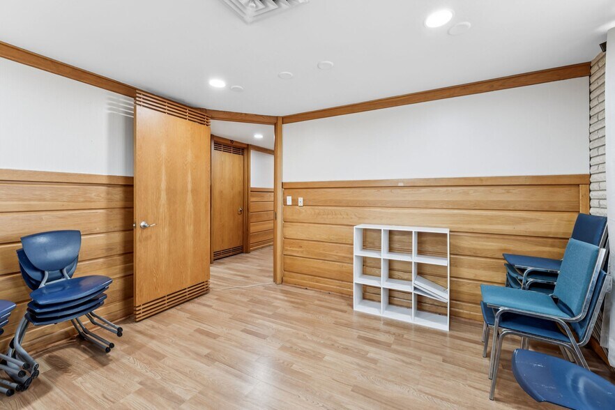 More Photos Of 506 College St W, Fayetteville Office For Sale