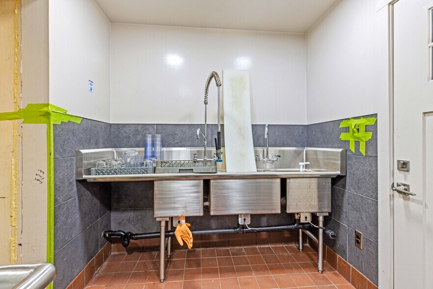 More Photos Of 30048 Yosemite Blvd, La Grange Bar For Sale