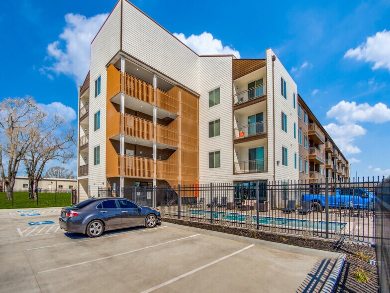 More Photos Of 1100 Us-90 Hwy W, Sealy Apartments For Sale