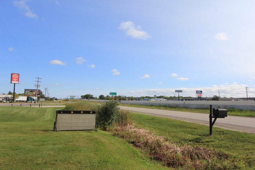 More Photos Of 1358 Mid Valley Dr, De Pere Freestanding For Lease