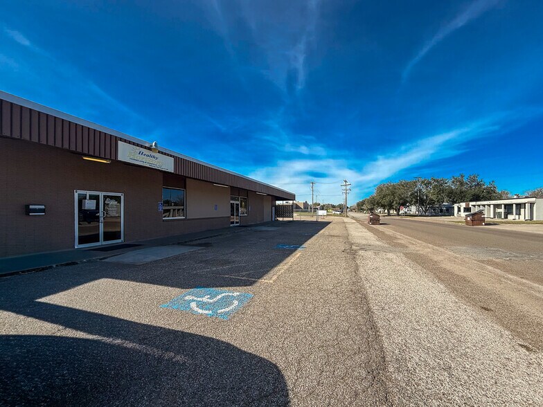 More Photos Of 1004 E 6th St, Alice Healthcare For Sale