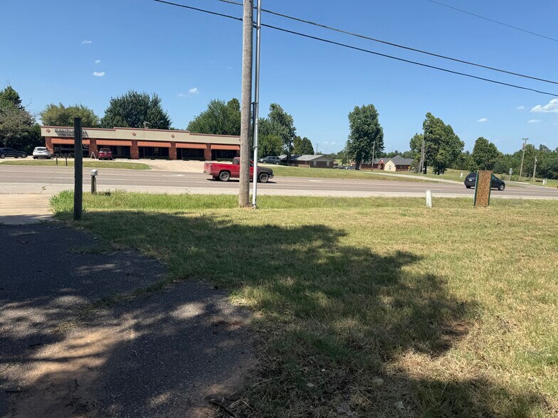 More Photos Of 18718 NE 23rd St, Harrah Industrial For Lease