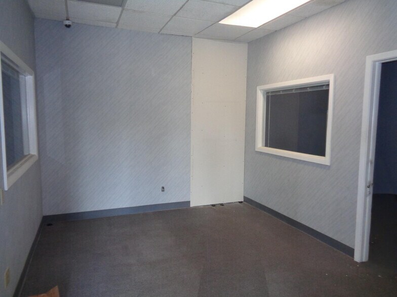 More Photos Of 3903-3913 S Lynn Ct, Independence Office For Sale