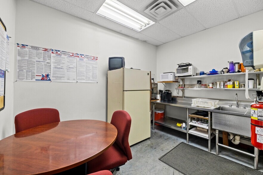 More Photos Of 622 N Central St, Knoxville General Retail For Sale