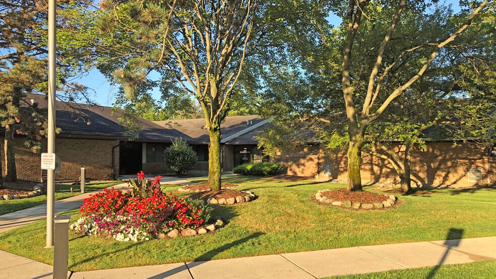 More Photos Of 28525-28545 Orchard Lake Rd, Farmington Hills Office For Sale