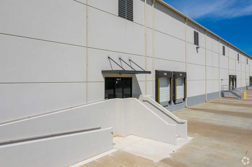 More Photos Of 11400 N I-35 Service Rd, Oklahoma City Warehouse For Lease