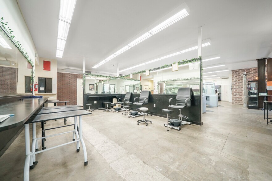 More Photos Of 1517 S Western Ave, Los Angeles Freestanding For Sale