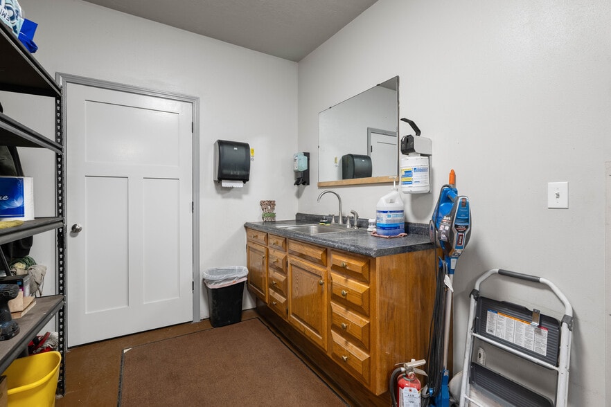 More Photos Of 402 N Pyfer St, Whitehall Office For Sale