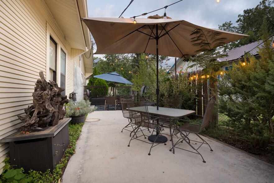 More Photos Of 504 Tivy St, Kerrville Flex For Sale