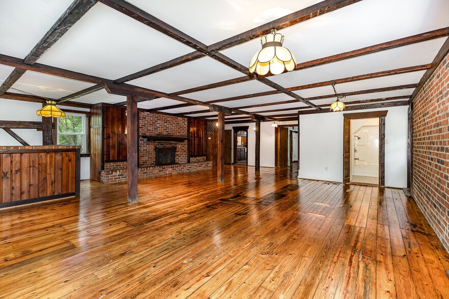 More Photos Of 6908 S Roxbury Mill Rd, Spotsylvania Flex For Sale