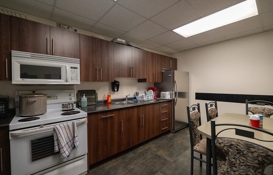 More Photos Of 1395 Whyte Av, Winnipeg Industrial For Lease