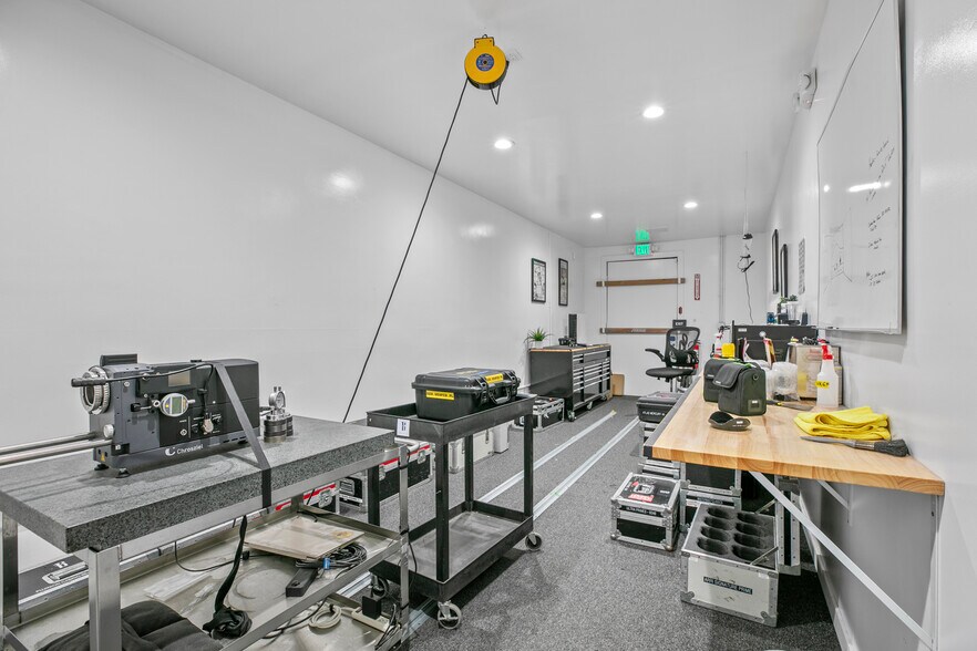 More Photos Of 1604 Venice Blvd, Los Angeles Showroom For Lease