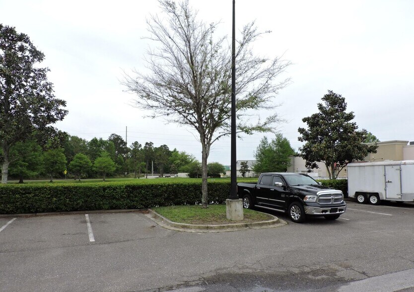 More Photos Of 1635 Farm Way, Middleburg Warehouse For Sale