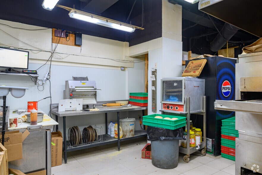 More Photos Of 417 8th St SE, Washington Storefront Retail Residential For Sale