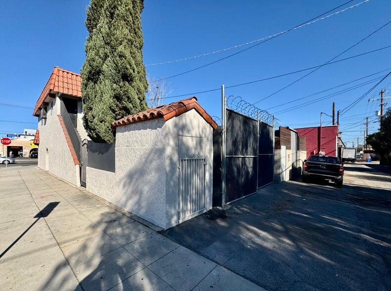 Primary Photo Of 10626 Magnolia Blvd, North Hollywood Loft Creative Space For Sale