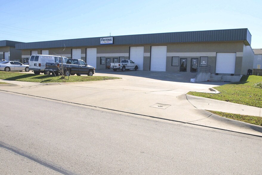 More Photos Of 841-881 E Warren St, Gardner Warehouse For Lease