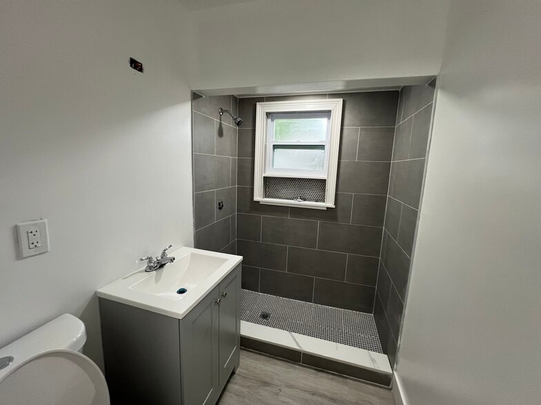 More Photos Of 541 49th St S, Saint Petersburg Showroom For Lease