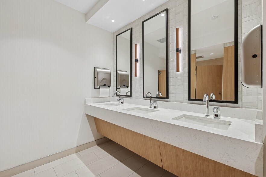 More Photos Of 2502 N Rocky Point Dr, Tampa Office For Lease