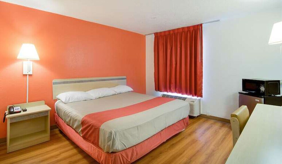 More Photos Of 31 N Green Bay Rd, Waukegan Hotel For Sale