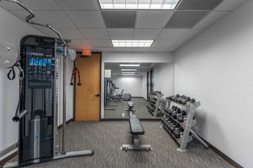 More Photos Of 6600 Lyndon B Johnson Fwy, Dallas Office For Lease