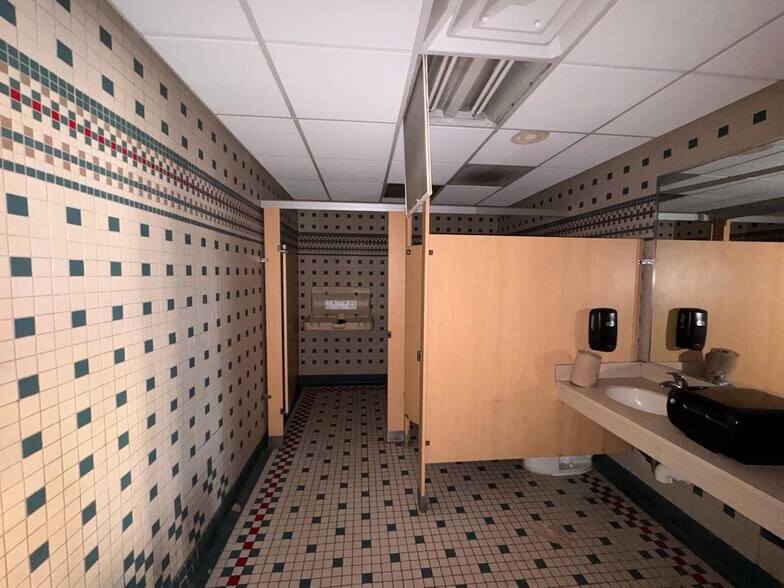 More Photos Of 2439 E Sharon Rd, Cincinnati Restaurant For Sale