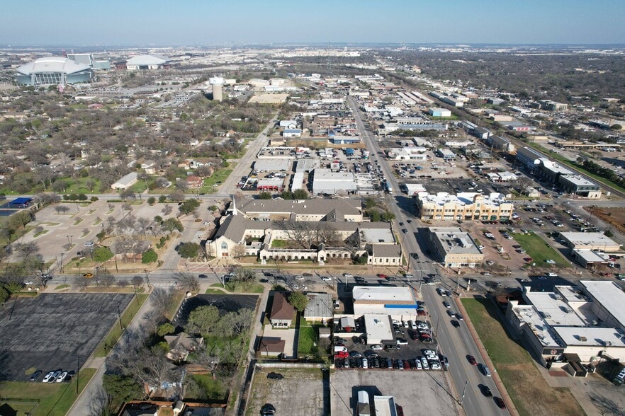 More Photos Of 209 E Division St, Arlington Unknown For Lease
