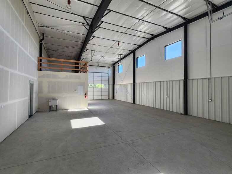 More Photos Of 74 N Happy Valley Rd, Nampa Warehouse For Lease