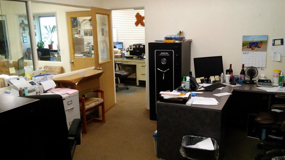 More Photos Of 135 N Commercial St, Blythe Warehouse For Sale