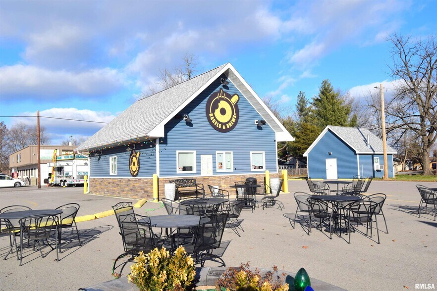 More Photos Of 102 N Park St, Sesser Restaurant For Sale