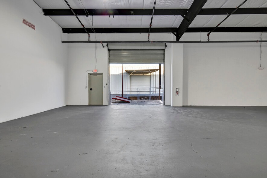 More Photos Of 901 Central Florida Pky, Orlando Warehouse For Lease