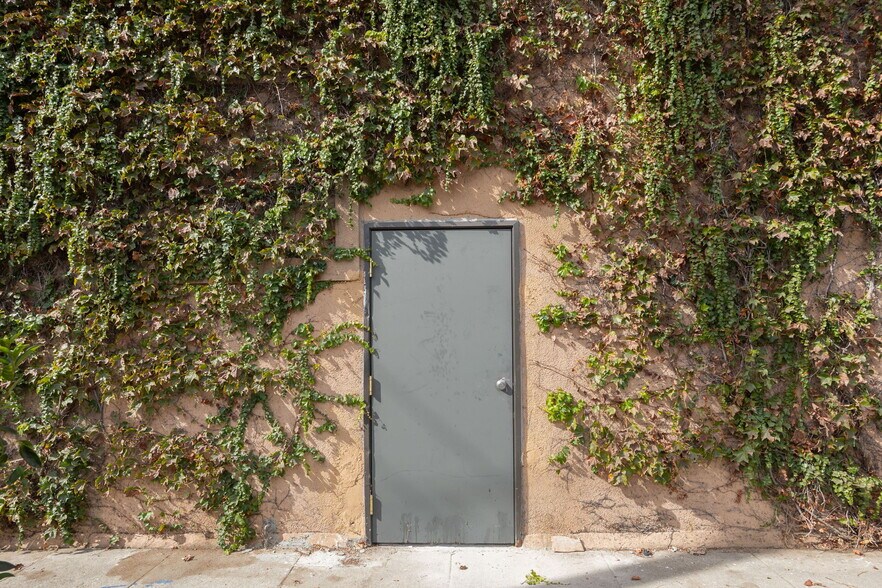 More Photos Of 14701 Calvert St, Van Nuys Warehouse For Sale