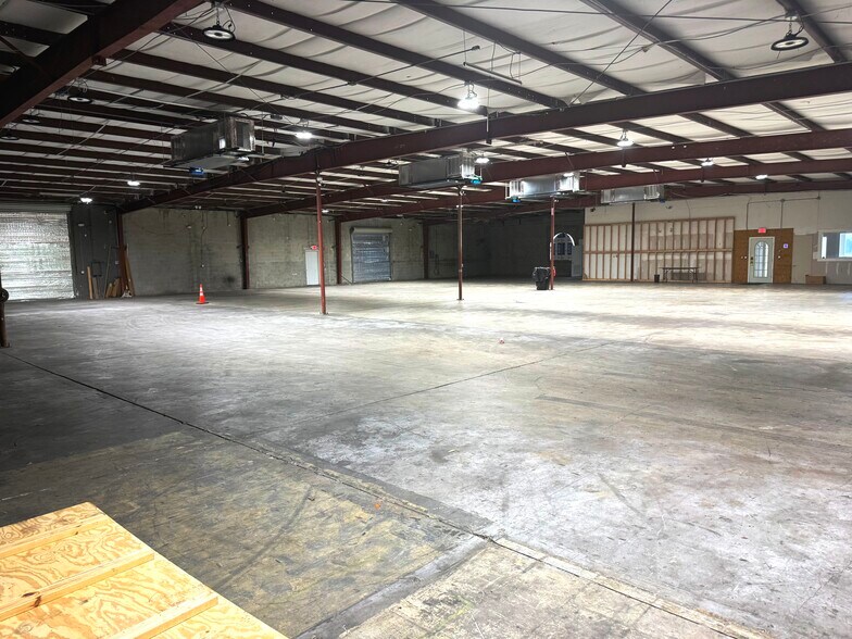 More Photos Of 23245 Harbor View Rd, Port Charlotte Warehouse For Lease