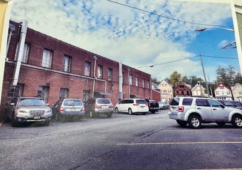 More Photos Of 177 Oakwood Ave, Orange Showroom For Lease