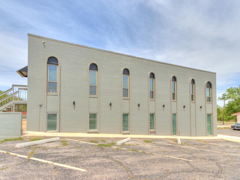 More Photos Of 505 NE 46th St, Oklahoma City Office For Lease