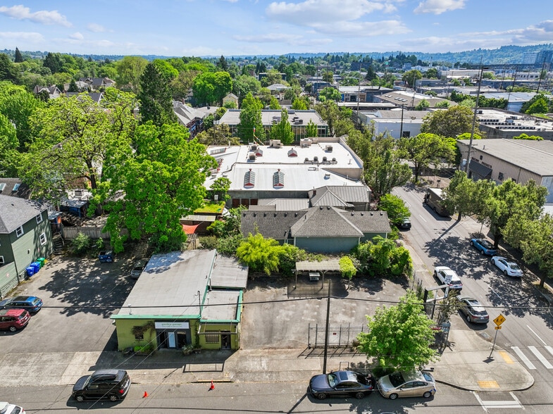 More Photos Of 1114 SE Clay St, Portland Freestanding For Sale
