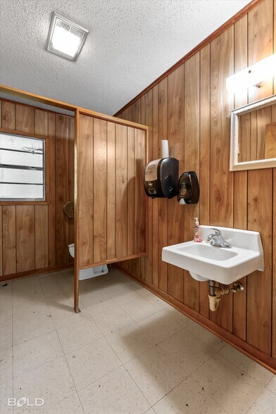 More Photos Of 523 Oxford Rd, Mansfield Office For Sale